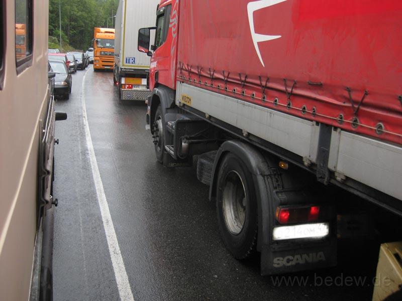 IMG_4733.jpg - Grenzübergang Lappeenranta, der orange LKW muss zurücksetzen